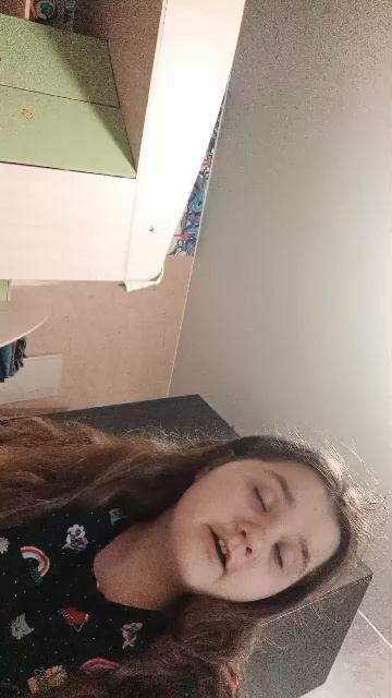 делаю уроки, и занимаюсь своими делами 😊