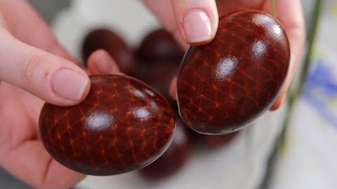 Яйца на Пасху в луковой шелухе 😍 Оригинальный и простой способ окрашивания