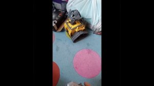 Собрал и запустил робота Валли из аналога LEGO по инстоукции.