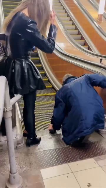 Каблук застрял в гребёнке эскалатора