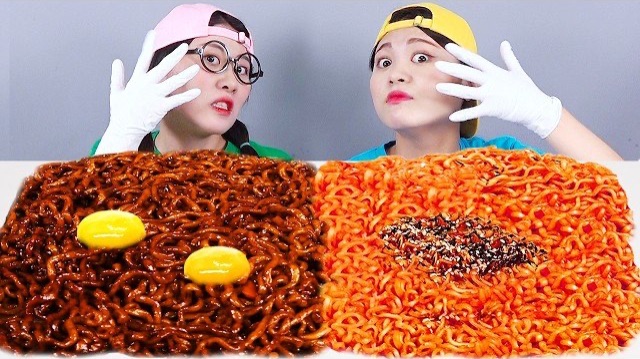 Лапша быстрого приготовления Fire Noodles черная лапша жареная курица Мукбанг смотреть онлайн