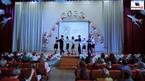 Комическая сценка выпускников на последнем звонке - фото и видеосъемка школьных событий на заказ