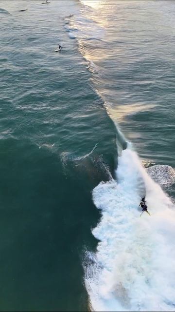 Серфинг на закате: волны и свобода #серфинг #океан #приключения