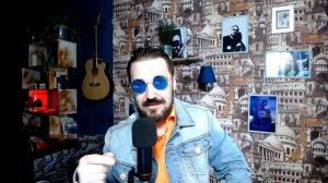 Актёр Дмитрий Назаров на кухне готовит оппозиционный борщ.