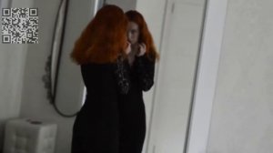 Молодая девушка у зеркала.