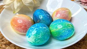Просто заверните яйцо в салфетку! Результат вас удивит! Как оригинально покрасить яйца на Пасху
