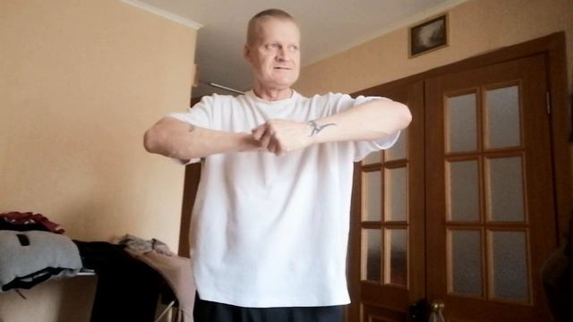 Третий узел из дюпельный гвоздей 150 на 5, голые руки с магнезией