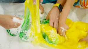 Крис и Николь играют со слаймами   Веселые игры с дядей