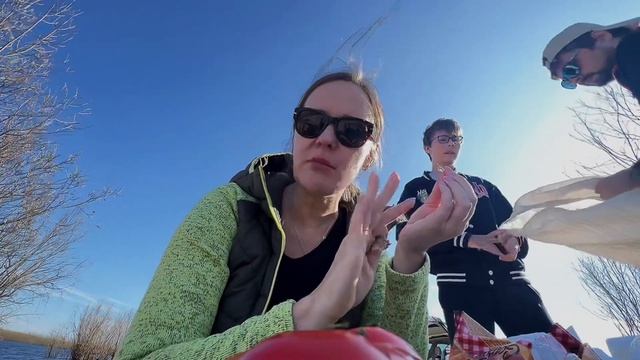 У нас первый теплый день этой весной! Открыли сезон ужинов на природе. Пробуем посылку из Астрахани