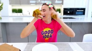 Влад и Никита играют с магнитными шариками