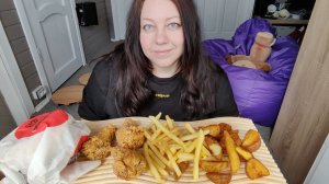 Мукбанг Ростикс кфс Бургер, острые крылья, картошка, кока кола.