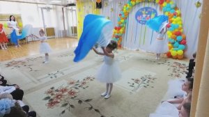 Красивый танец с веерами на выпускной.