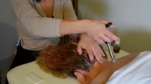 Массаж головы девушке для укрепления корней волос