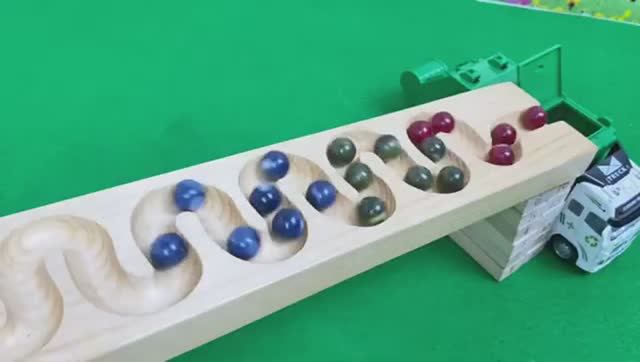 Мультики для детей .Мультики про шарики . Шарики катятся по дорожке в прицеп грузовика