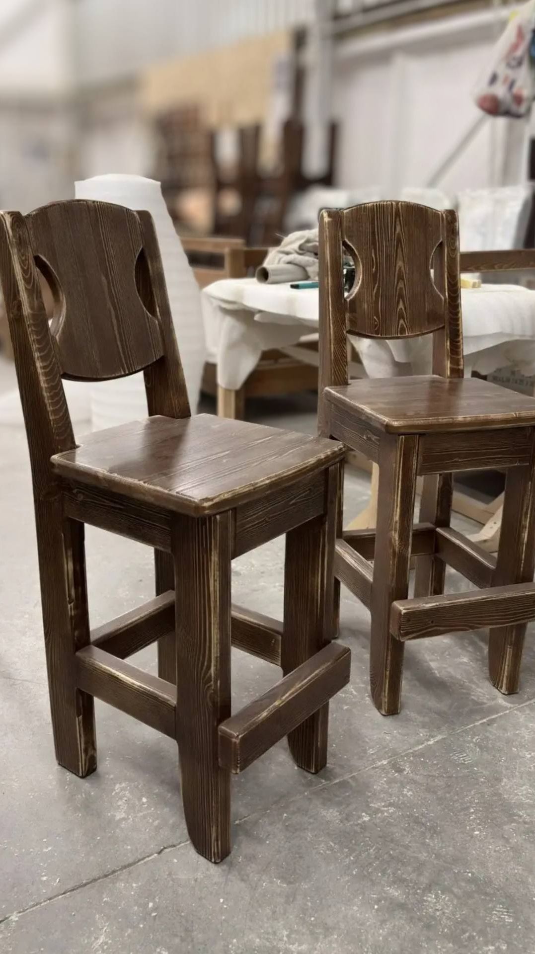 Натуральное дерево, мягкие линии и уют, который невозможно подделать. Полубарные стулья из массива