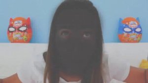 Влад и Никита играют с игрушечными поездами