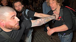 ЛЕВ ПРОТИВ - ДИКИЕ НAПAЛИ ТОЛПОЙ