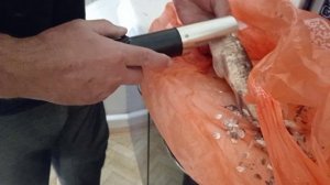 Муж готовит ужин(наловил, почистил и пожарил)