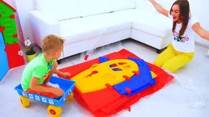 Влад и Никита строят домики для детей