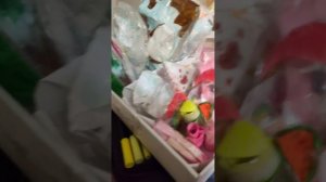 показывает всю косметику бумажную