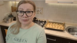 Происходит что-то странное. Напекла печенье.