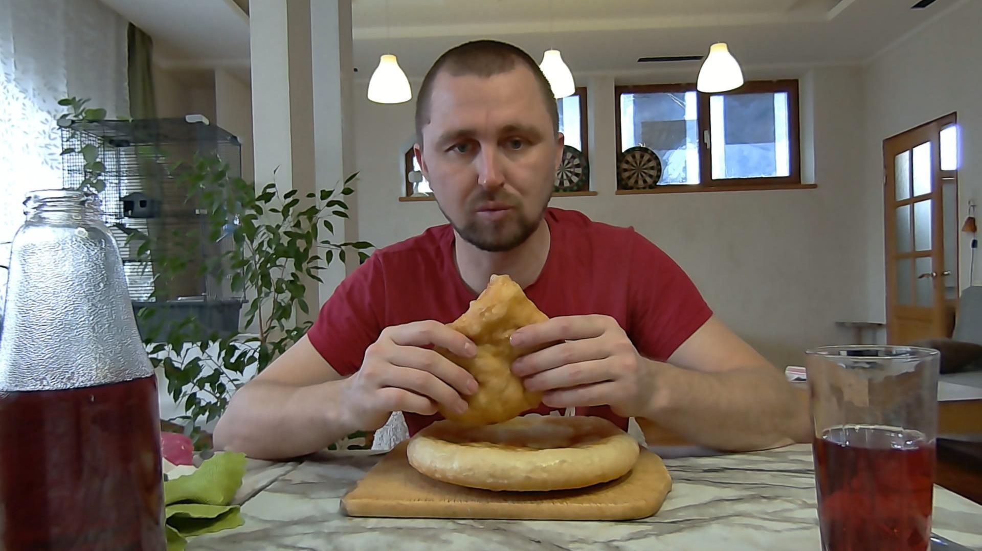 Покушаем вместе, хачапури с сыром и пирожок с картохой