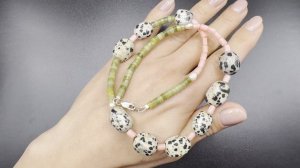 БУС003 Колье из яшмы далматин, розового коралла, нефрита и жемчуга 43 см