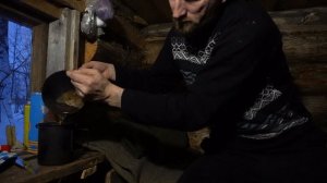 УЕХАЛ ЖИТЬ В СТАРУЮ ИЗБУШКУ. ОГРОМНЫЕ ОКУНИ ГНУТ КРЮЧКИ. РЫБАЛКА