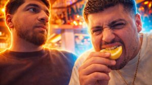 АНАР УГОРАЕТ С РАВШАНОМ В РЕСТОРАНЕ| СЪЕЛ КИСЛЫЙ ЛИМОН