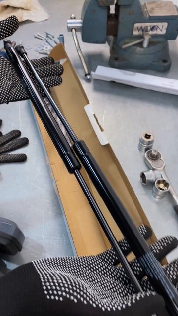 Распаковка амортизаторов капота АВТОУПОР Lada Largus