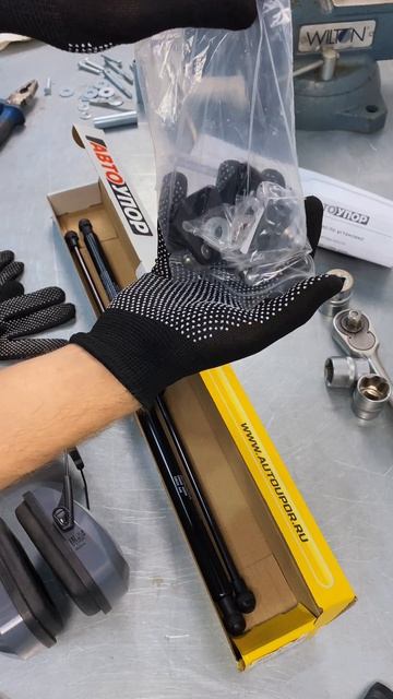 Распаковка амортизаторов капота АВТОУПОР на Nissan Qashqai 1