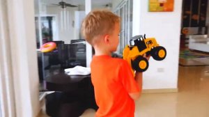 Влад и Никита катаются на волшебных машинках