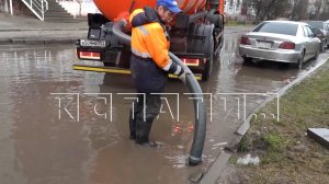 В связи с паводком и обильными осадками коммунальщики ведут непрерывную откачку воды с улиц