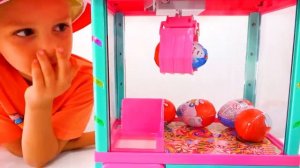 Влад и Никита играют с игрушечной машинкой с сюрпризами