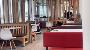 МНЕ ПРИВЁЗ ЕДУ РОБОТ