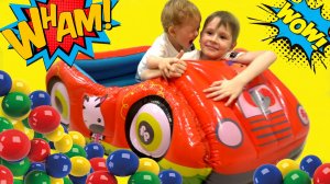 Макс и Рома играют шариками и машинками. Веселое видео для детей.