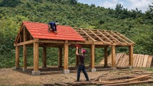 Мужчина строит деревянный дом своими руками. От начала до конца