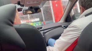 Уезжаем с дачи. Кафе на заправке. Сопрели розы и поломана смородина.