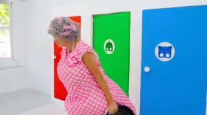 Крис наряжается в костюмы и помогает маме - Детские истории с игрушками