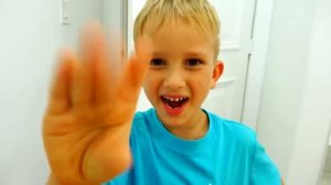 Влад и Никита играют с воздушными шариками