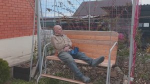 Вторая жизнь старой лавки возле дома.