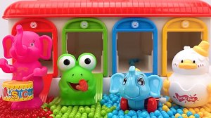 Мультики малышам. Залипалки. Радужные мячики-сжимайки и разноцветный гараж. Забавные игрушки.