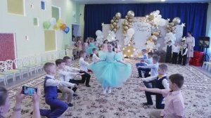 Красивый вальс выпускников детского сада.