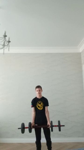 Поднимаю 12-ти киллогромовую штангу. Получилось 27 раз
