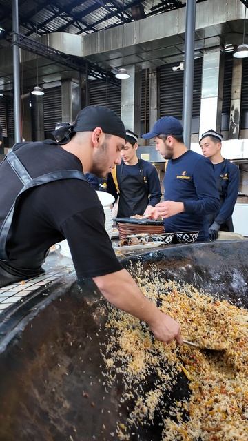 Гигантский казан плова в Besh Qozon 😱 Накормят 10 000 человек!