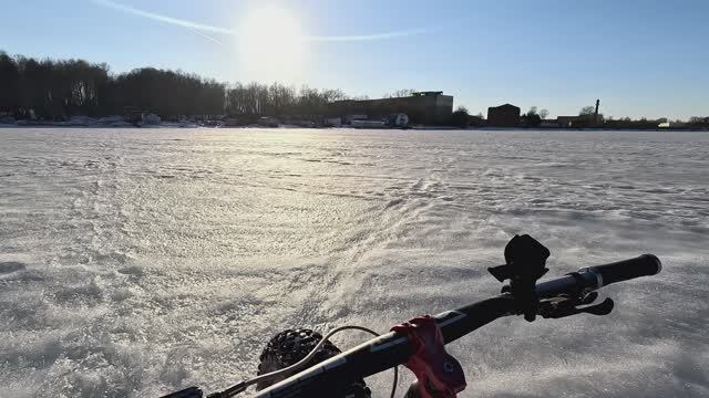 До берега остались сотни метров.Но мы поуши увязли в подтаявшем льду озера Сенеж.Вода прибывает.