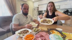 Мукбанг МАКАРОНЫ С ПЕЧЕНКОЙ/отвечаем на ВОПРОСЫ, сколько ЛЕТ ВМЕСТЕ/ семейный ОБЕД  в РОССИИ