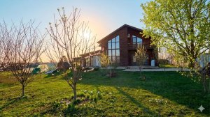 Дом с шикарным садом и большим участком