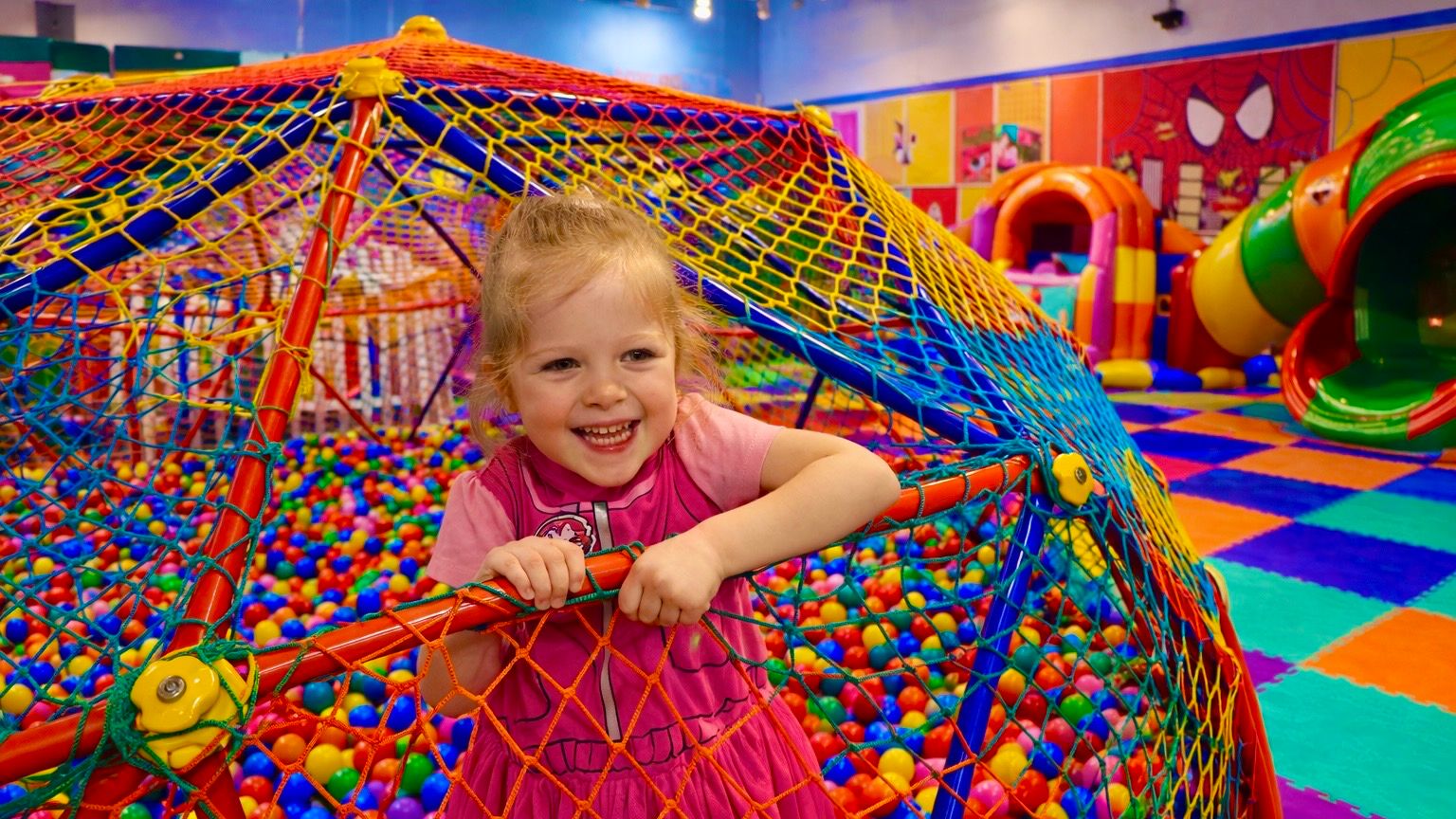 Анна Мария пришла играть но в новом детском центре её ждали челленджи 