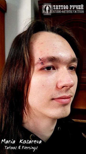 • Пирсинг брови